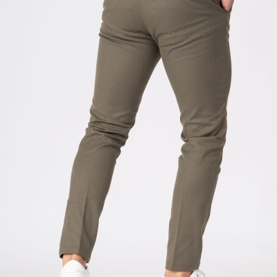 Calças verdes com ténis brancos e fundo branco