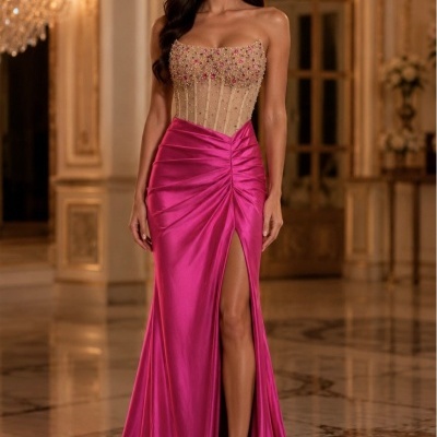 Vestido de festa com corpete de pedrarias e saia rosa com racha