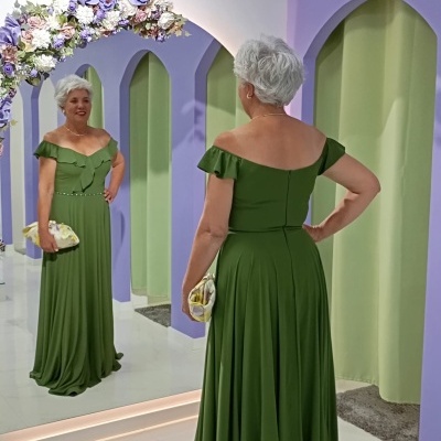 Vestido longo verde oliva ombro a ombro com clutch e espelho decorado com flores
