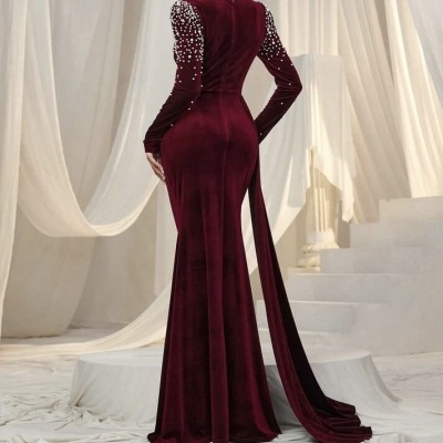 Vestido longo bordeaux com pérolas nas mangas e cauda longa