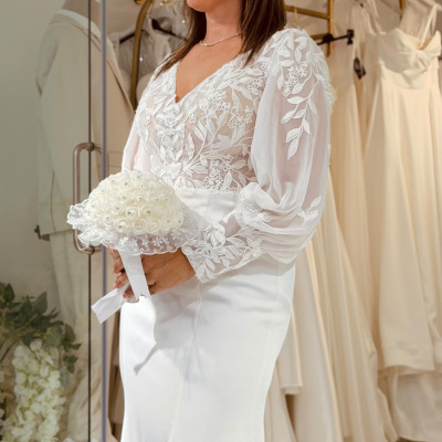Vestido de noiva branco com renda e bouquet branco