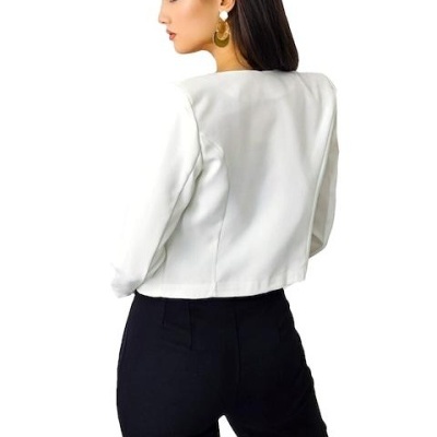 casaco branco curto de mulher com mangas compridas