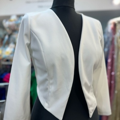 Blazer branco aberto em manequim preto