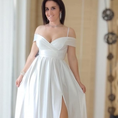 Mulher com vestido branco longo com decote em V e racha na perna direita