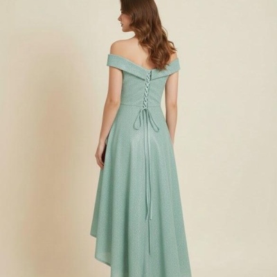 Vestido longo verde água com decote ombro a ombro e laçada nas costas