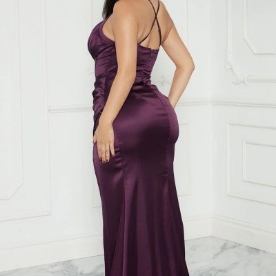 Vestido comprido roxo em tecido acetinado com alças finas cruzadas nas costas
