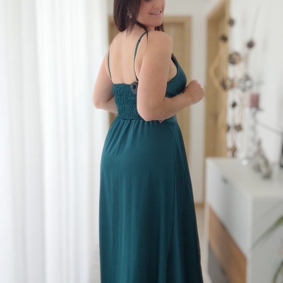 Vestido comprido verde escuro com alças finas e corpete franzido