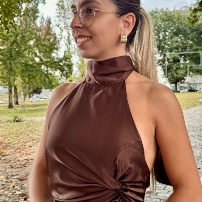 Top feminino castanho acetinado com gola alta ao ar livre