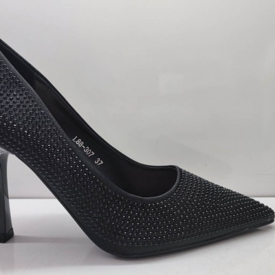 Sapato de salto alto feminino preto com pontos brilhantes e salto fino.