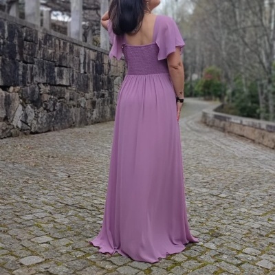 Vestido lilás longo com alças finas e mangas curtas fluídas visto de costas