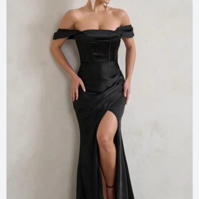 Vestido longo feminino preto ombro a ombro com racha frontal e corpete estruturado