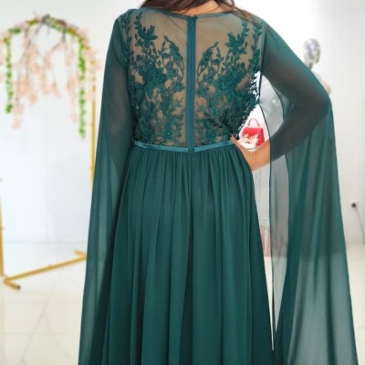 Vestido longo verde escuro com bordado floral na parte de trás e mangas largas transparentes