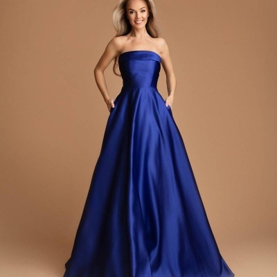 Vestido de cerimónia azul royal sem alças com saia ampla em fundo bege