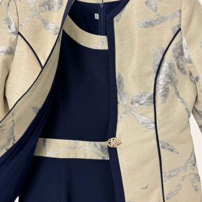 Conjunto feminino de vestido azul e casaco bege com padrão prateado