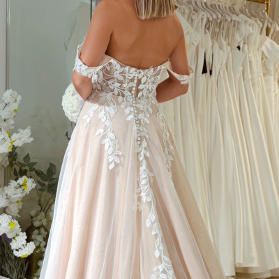 Vestido de noiva rosa claro com renda branca e detalhes nas costas