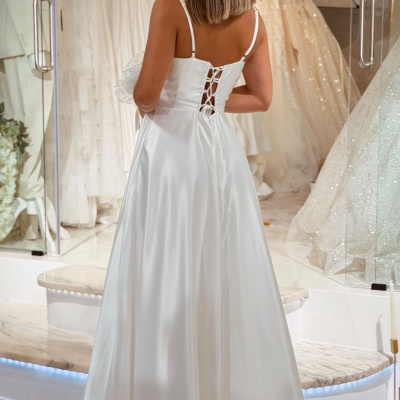 Vestido branco acetinado com amarração nas costas em loja de vestidos de noiva