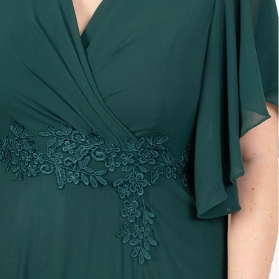 Vestido verde escuro com bordados florais na cintura e mangas curtas
