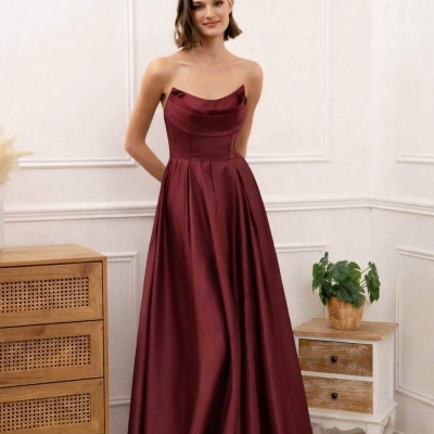 Vestido bordô longo acetinado com decote em coração