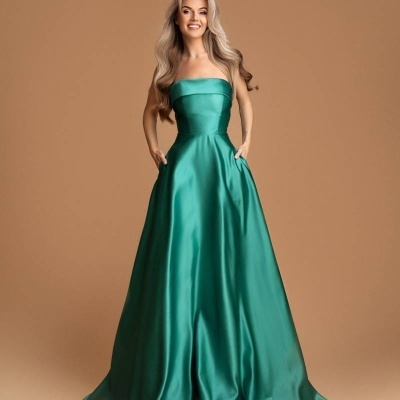 Vestido de noite verde acetinado longo sem alças com bolsos