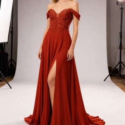 Vestido longo vermelho com bordados e racha frontal, fotografado em estúdio.