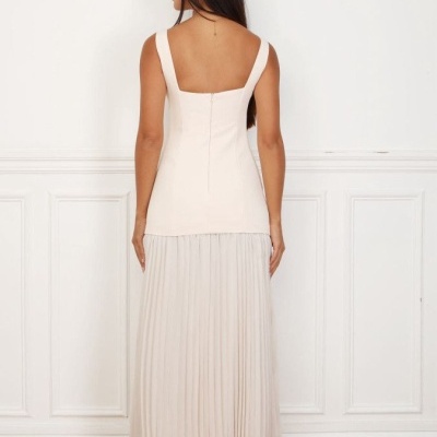 Vestido comprido creme com saia plissada e alças largas visto de costas