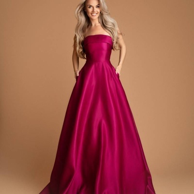 Vestido longo fúcsia acetinado com bolsos em modelo feminino