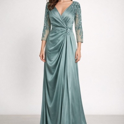 Vestido longo verde-azulado acetinado com mangas de tule bordadas e detalhe franzido na cintura