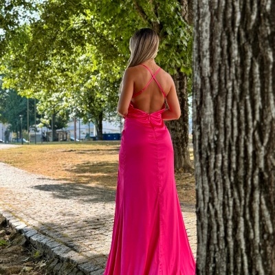 Vestido longo rosa com alças cruzadas nas costas ao ar livre
