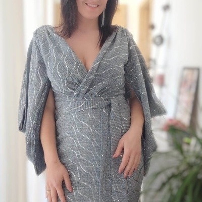 Vestido comprido cinza com padrão branco e cintinho, usado por mulher