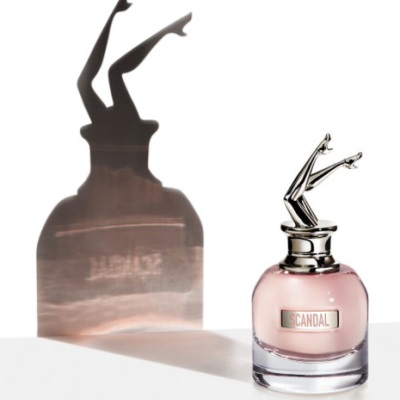 Frasco de perfume SCANDAL com tampa prateada em forma de pernas femininas