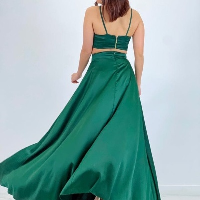 Conjunto verde feminino com top de alças e saia longa esvoaçante