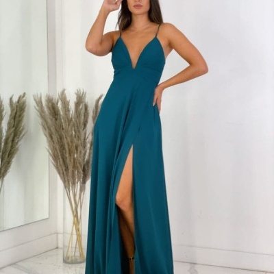 Vestido comprido verde azul com alças finas e decote em V profundo.