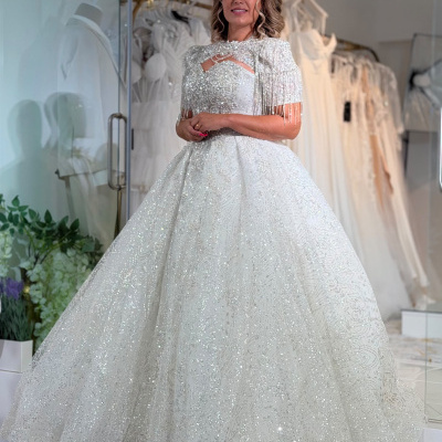 Vestido de noiva branco com saia ampla e franjas brilhantes nos ombros