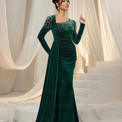 Vestido longo verde escuro de veludo com pérolas, pregas e cauda longa