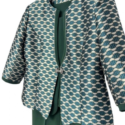 Conjunto casaco azul com padrão geométrico e vestido verde pendurados