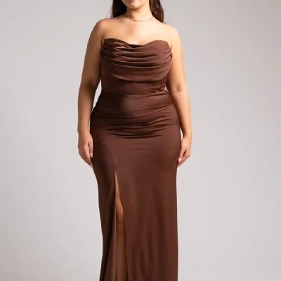 Vestido longo castanho escuro sem alças com racha e sandálias