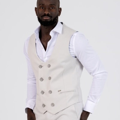 Homem com colete bege claro e camisa branca