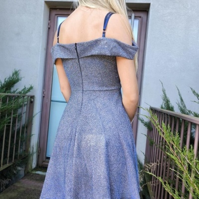 Vestido azul cintilante com alças e decote ombro a ombro visto de costas