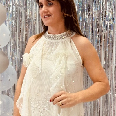 Vestido branco elegante com aplicações de pedras e lantejoulas
