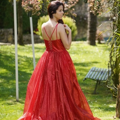 Vestido vermelho longo com alças finas entrelaçadas nas costas em jardim