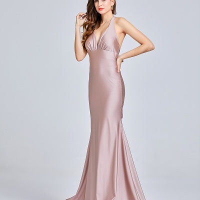 Vestido de cetim rosa claro com decote em V e saia ampla usado por mulher