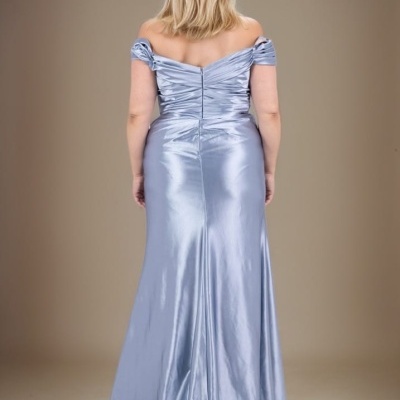 Vestido de cetim azul claro com ombros à mostra visto de costas