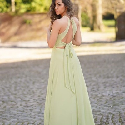 Vestido longo verde claro com tiras cruzadas nas costas.