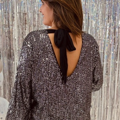 Blusa feminina prateada com lantejoulas e fita preta amarrada nas costas