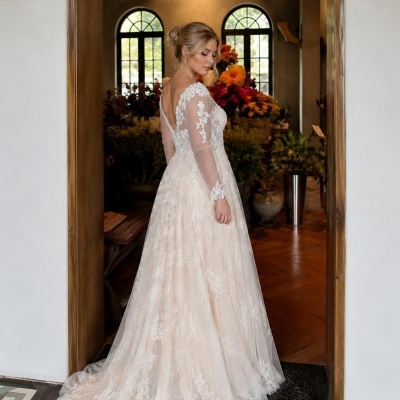 Vestido de noiva em renda branca com mangas compridas transparentes e aplicações florais