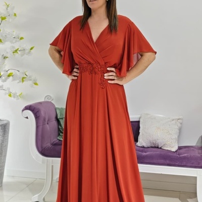Vestido longo vermelho com decote em V e bordado na cintura