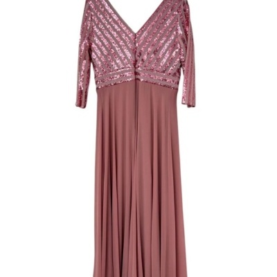 Vestido longo rosa com lantejoulas e mangas 3/4 pendurado num cabide