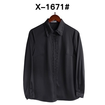 Camisa preta com renda e botões pendurada num cabide