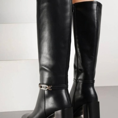 Botas altas pretas em pele com tacão largo e fivela metálica