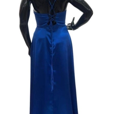 Vestido longo azul acetinado com tiras cruzadas nas costas